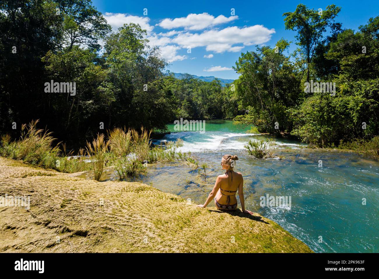 Giovane bella donna che si rilassa in acqua nel parco Roberto Barrios cascadas, Palenque in Messico. Foto di paesaggi vivaci con acque verdi e cristalline lussureggianti Foto Stock