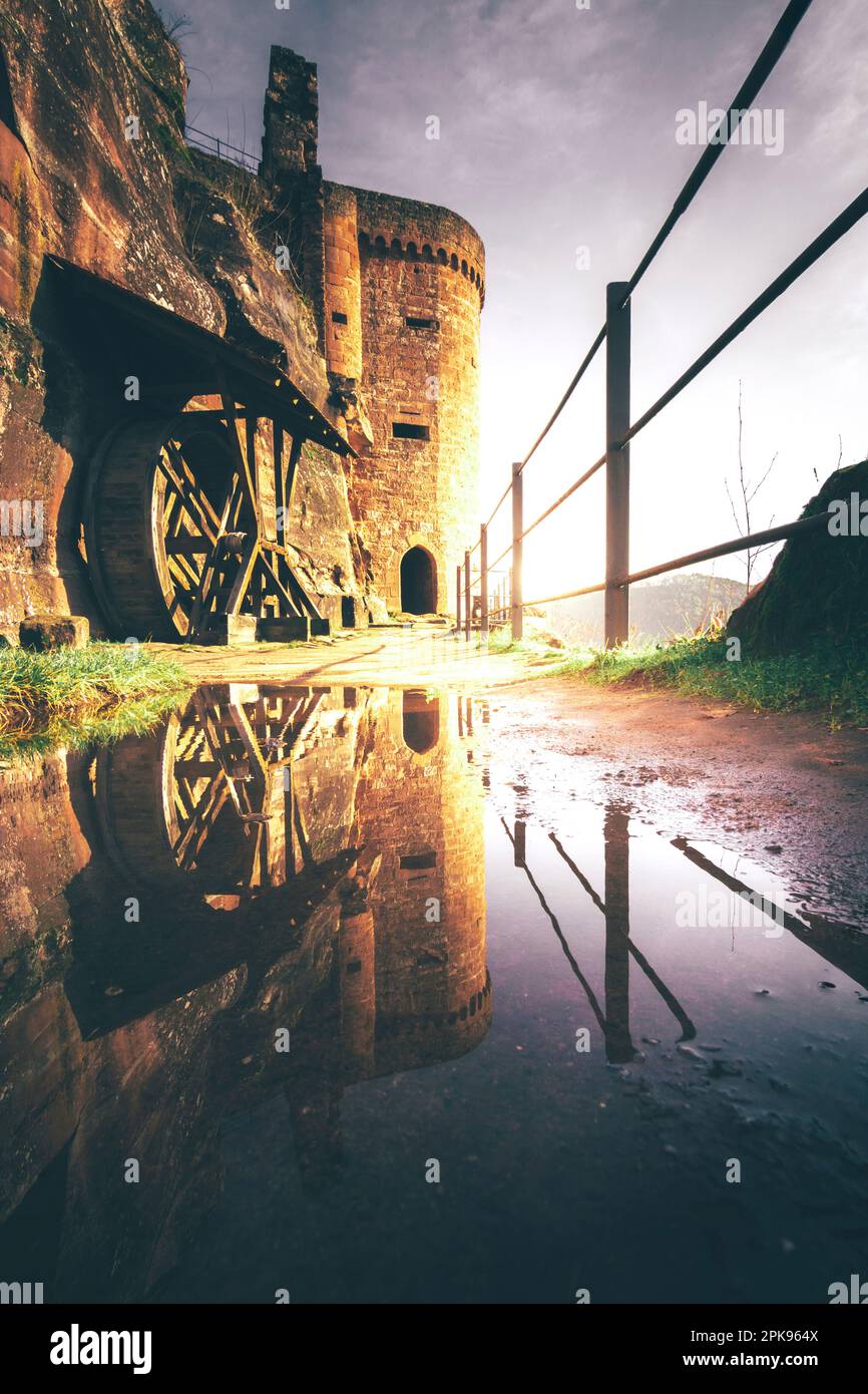 Il castello di Altdahn è la rovina di un castello di roccia medievale, Dahn, Germania Foto Stock