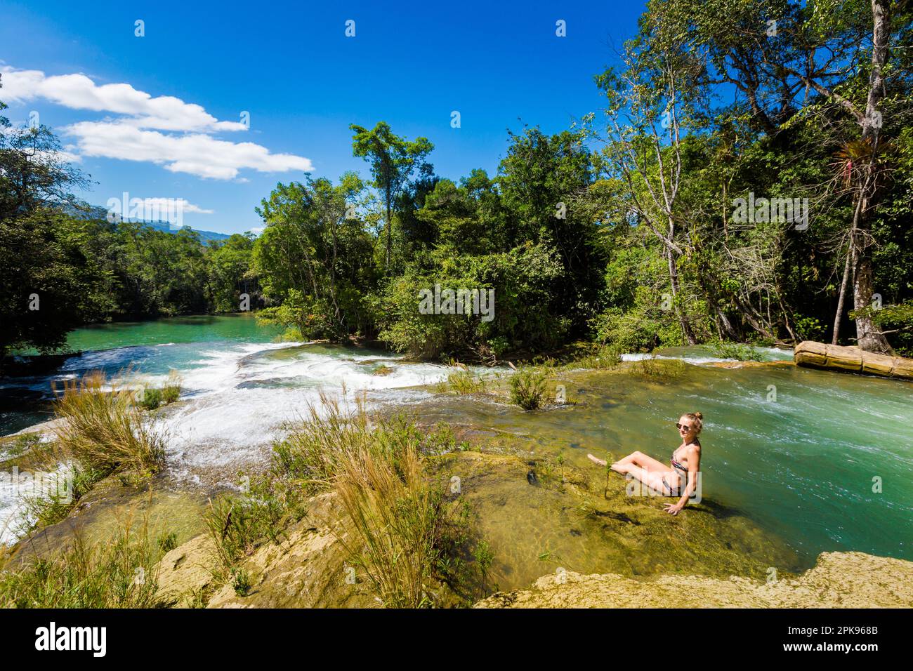 Giovane bella donna che si rilassa in acqua nel parco Roberto Barrios cascadas, Palenque in Messico. Foto di paesaggi vivaci con acque verdi e cristalline lussureggianti Foto Stock