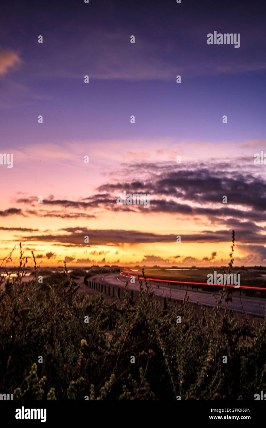 Alba sulle dune di sabbia e una strada delle dune. Auto a trazione leggera, Parco Nazionale Corralejo al mattino, Provincia di Las Palmas, Fuerteventura, Isole Canarie, Spagna Foto Stock