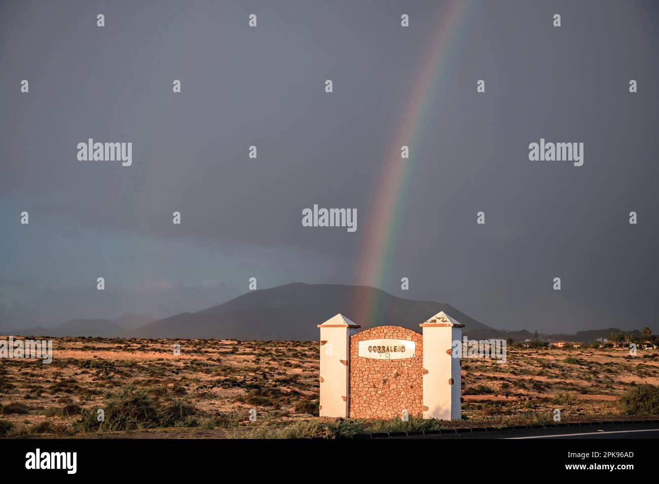 Arcobaleno sulle dune di sabbia e una strada delle dune. Parco Nazionale di Corralejo al mattino, Provincia di Las Palmas, Fuerteventura, Isole Canarie, Spagna Foto Stock