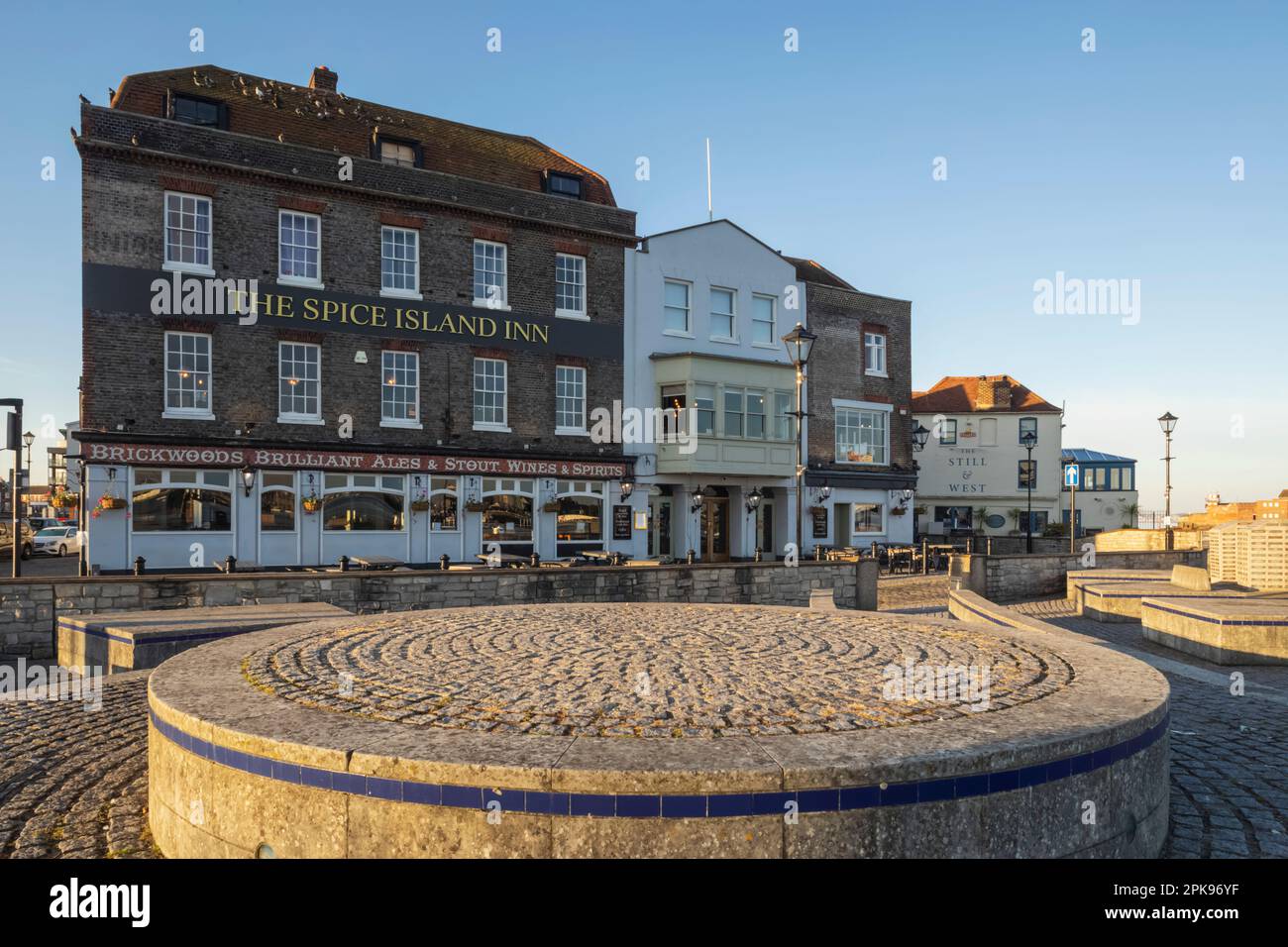 Inghilterra, Hampshire, Portsmouth, Bath Square e lo Spice Island Inn Foto Stock