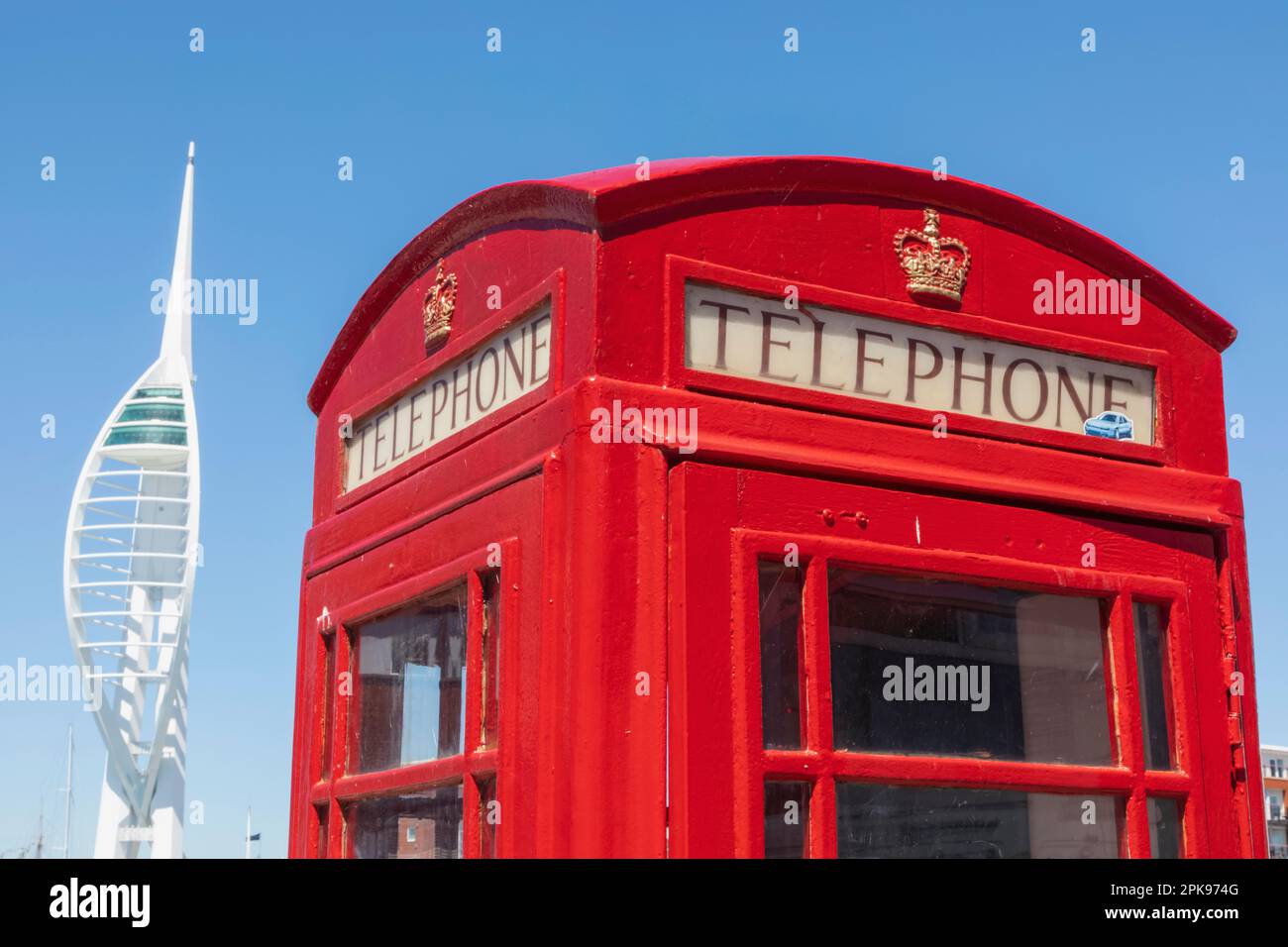 Inghilterra, Hampshire, Portsmouth, Old Portsmouth, Red Telephone Box e Spinnakerr Tower Foto Stock