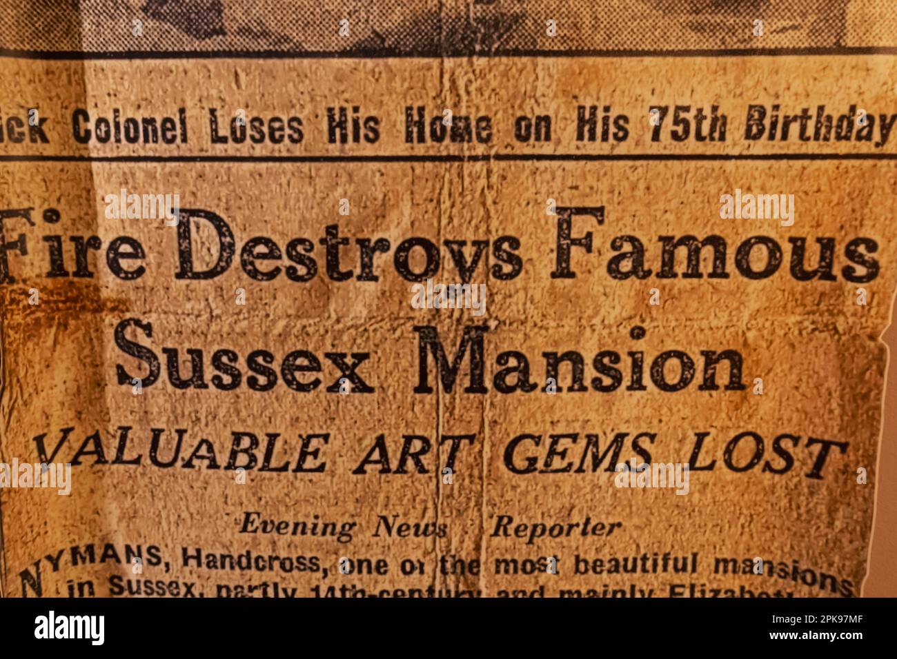 Inghilterra, Sussex occidentale, Handcross, Nymans, Casa e Giardini, Notizie serali titoli di giornale che descrivono la distruzione da fuoco di Nymans datato 1947 Foto Stock
