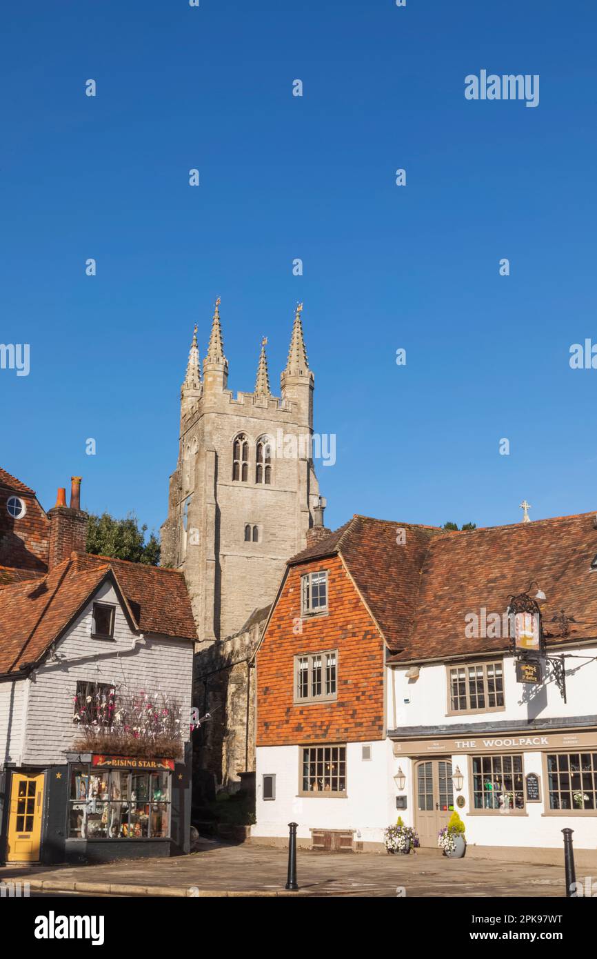 Inghilterra, Kent, Tenterden, High Street e St.Mildred's Church Foto Stock