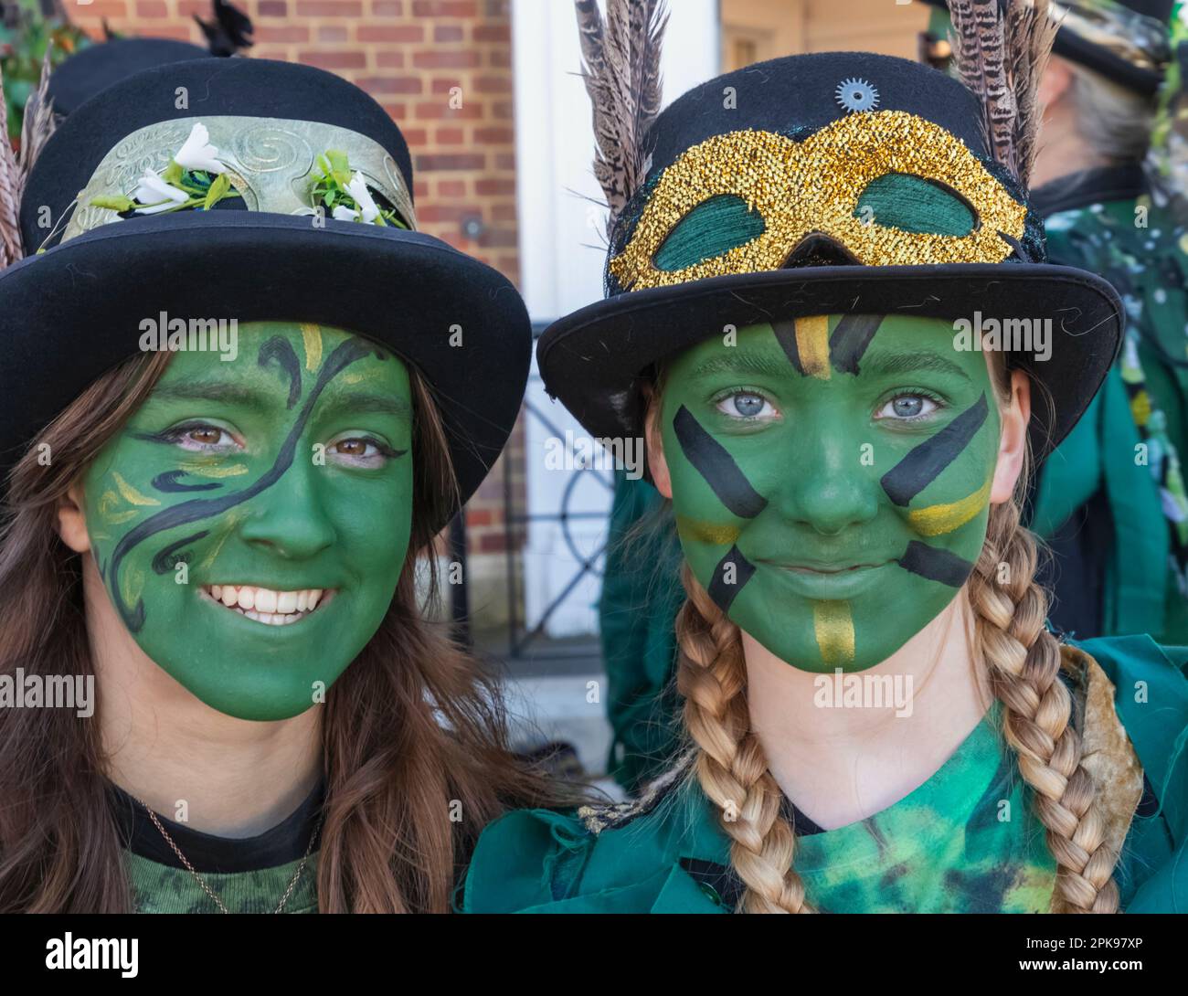 Inghilterra, Kent, Tenterden, Tenterden Annual Folk Festival, Ritratto di due giovani ballerine Morris Foto Stock