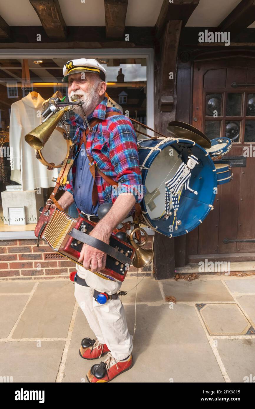 Inghilterra, Kent, Tenterden, Tenterden Annual Folk Festival, anziano One Man Band Street Performer Foto Stock