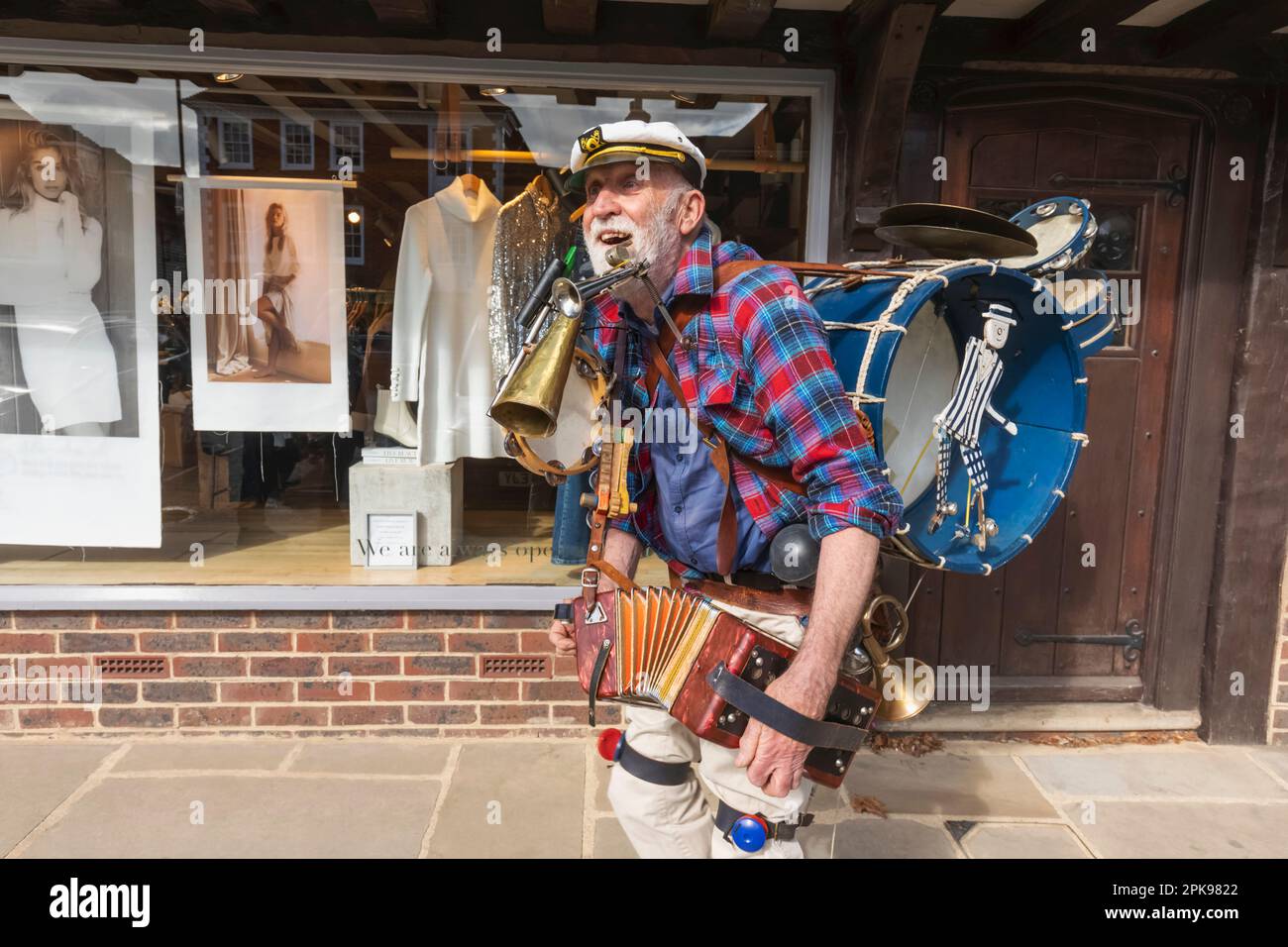 Inghilterra, Kent, Tenterden, Tenterden Annual Folk Festival, anziano One Man Band Street Performer Foto Stock