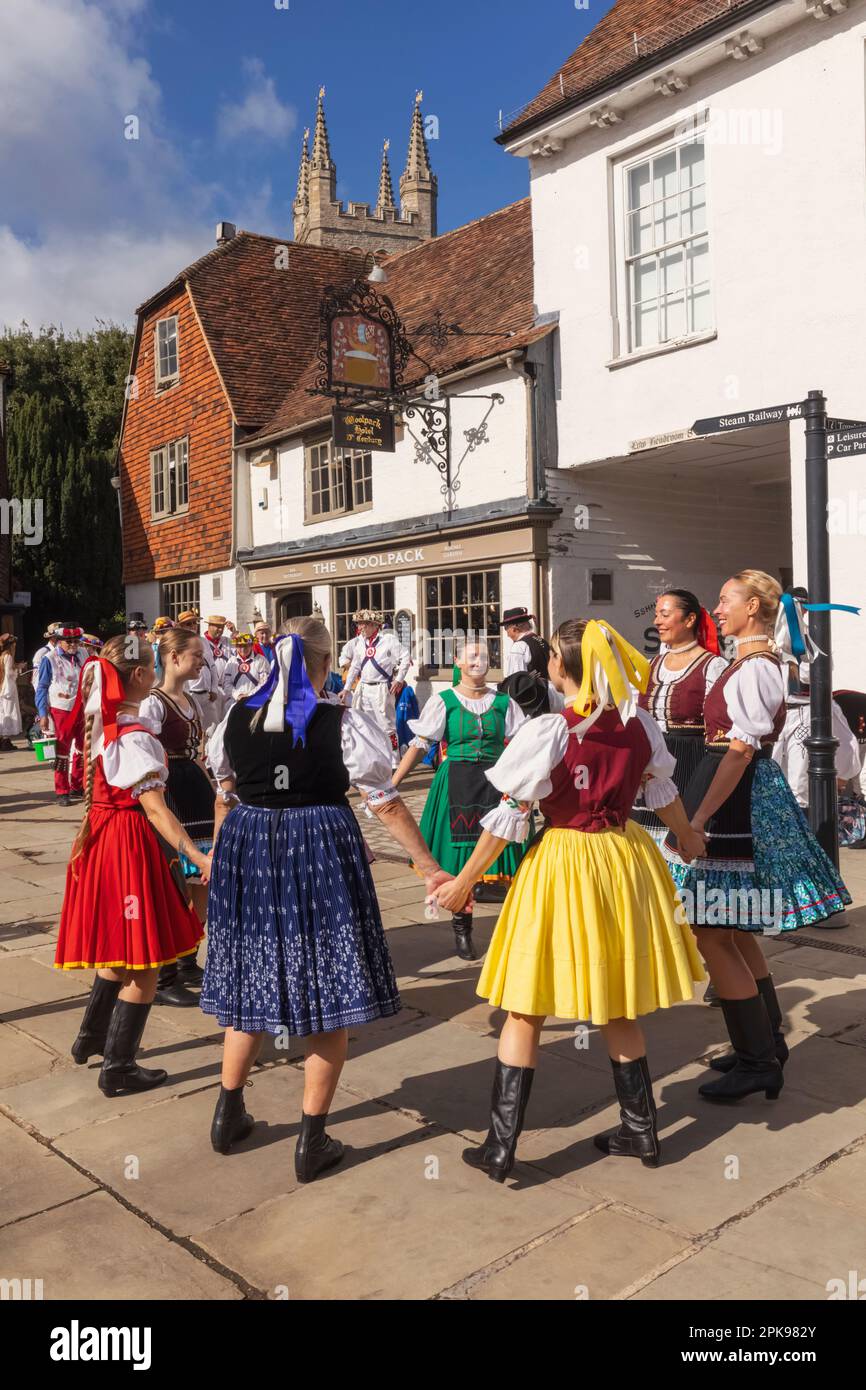 Inghilterra, Kent, Tenterden, Tenterden Annual Folk Festival, ballerini popolari sloveni in costume nazionale Foto Stock