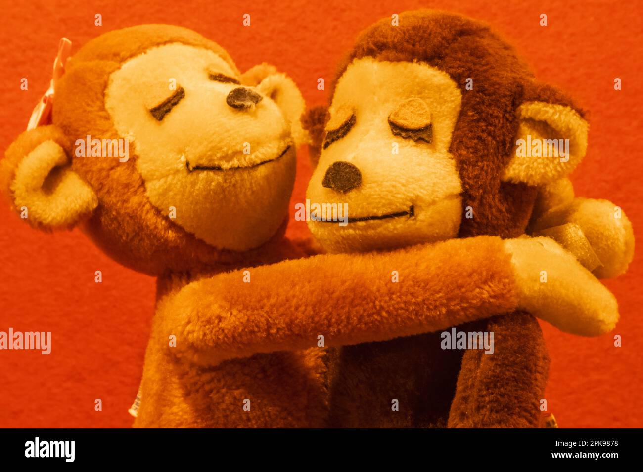 Inghilterra, Kent, Penshurst, Penshurst Place and Gardens, The Toy Museum, mostra di giocattoli di scimmie vintage Foto Stock