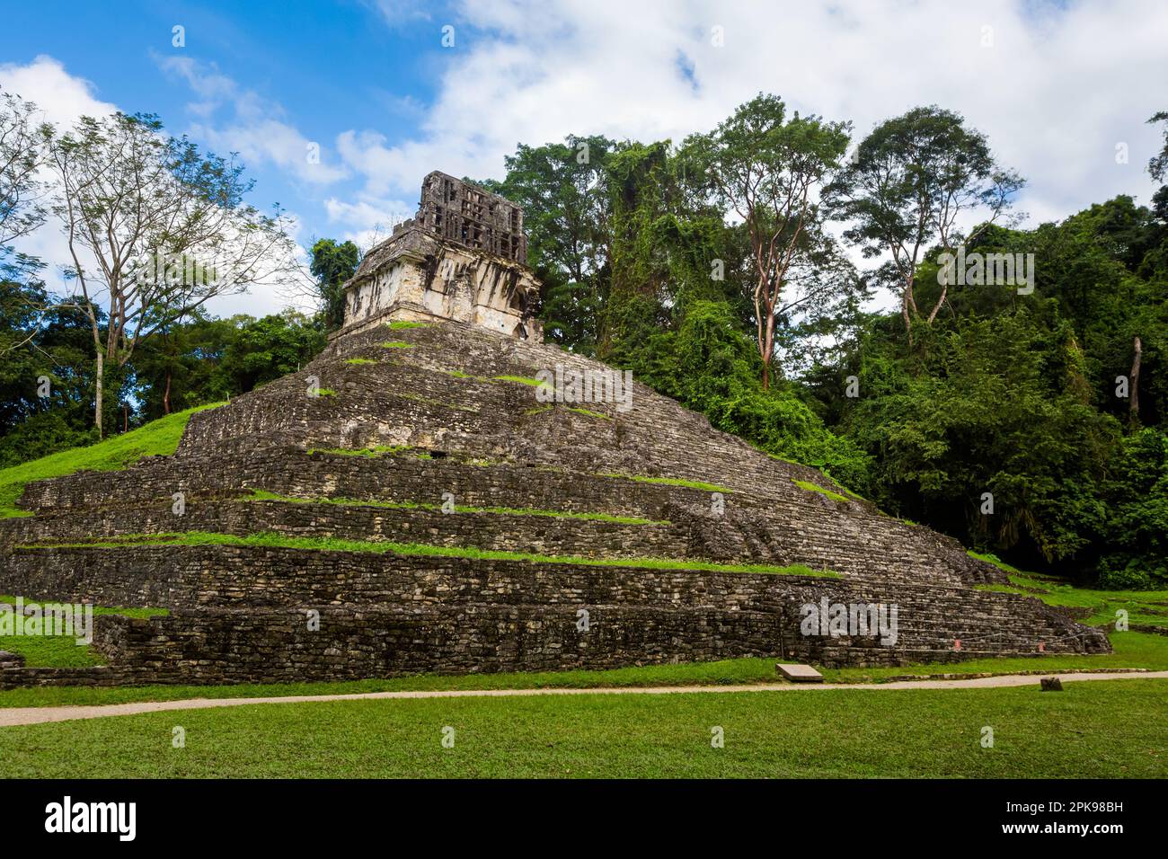 Belle piramidi in Palenque sito archeologico in Messico. Foto con paesaggio vivace. Foto Stock