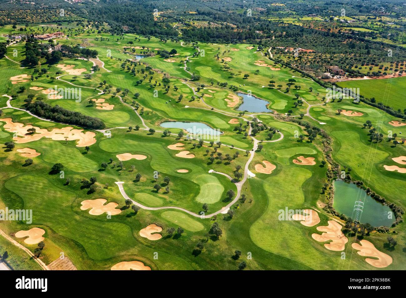 Maiorca, Isole Baleari, Spagna - 28 marzo, 2023. Vista sul campo da golf attraverso la finestra dell'aereo Foto Stock