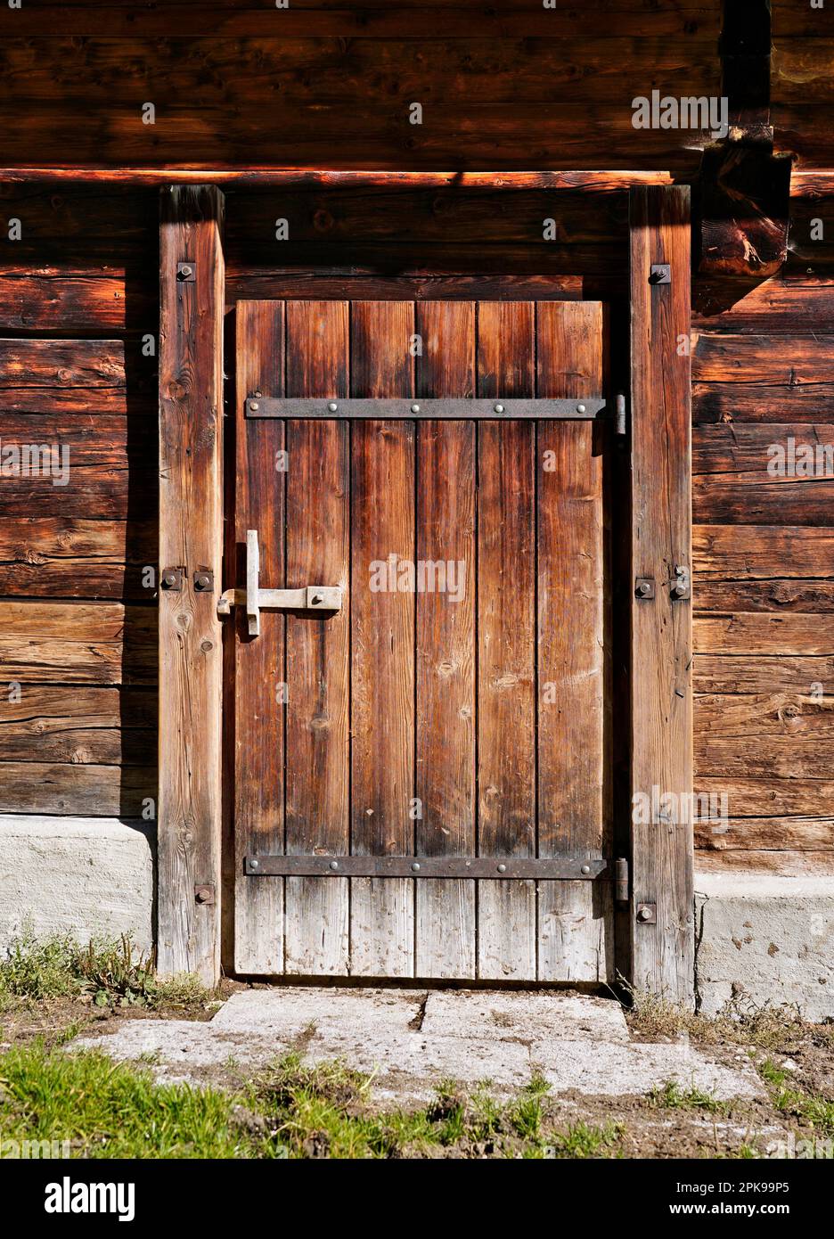 Porta legno baita montagna immagini e fotografie stock ad alta risoluzione  - Alamy