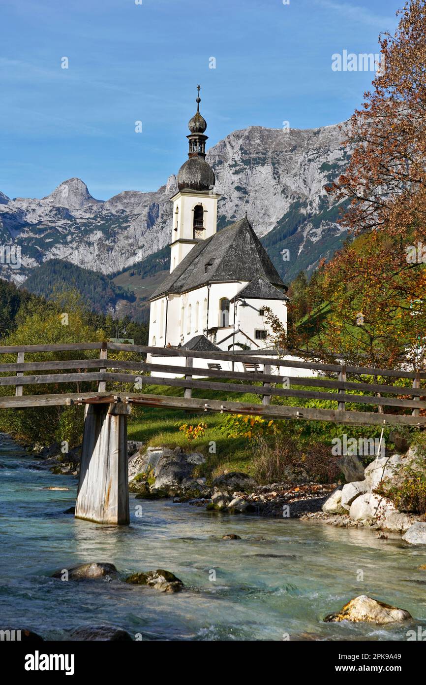 Germania, Baviera, alta Baviera, Berchtesgaden, Ramsau, Ramsauer Ache, chiesa di San Sebastian contro Reiteralpe, in autunno Foto Stock
