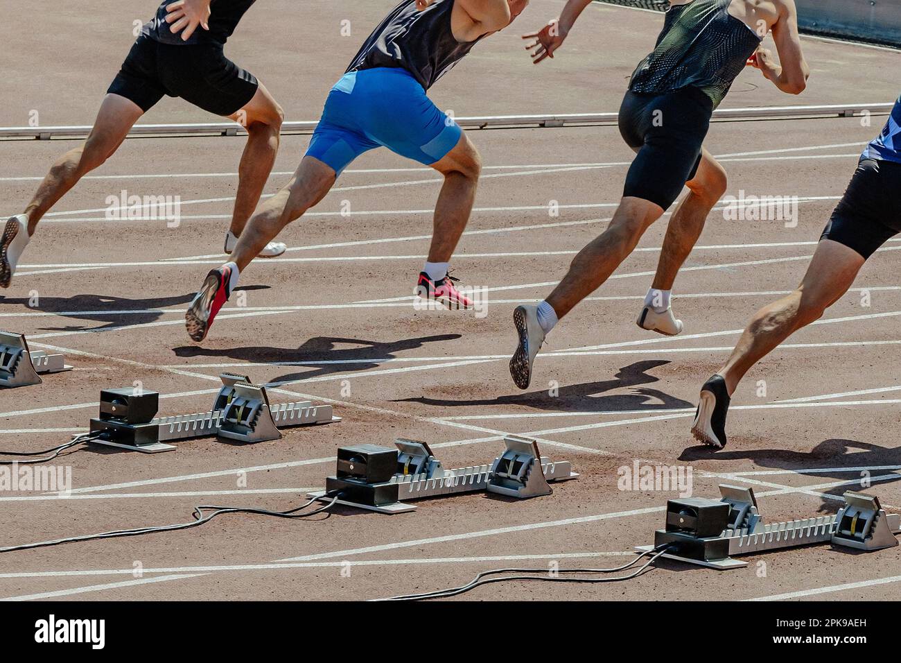 atleta runner che iniziano la velocità running 100 - gara di metri nei campionati estivi di atletica Foto Stock