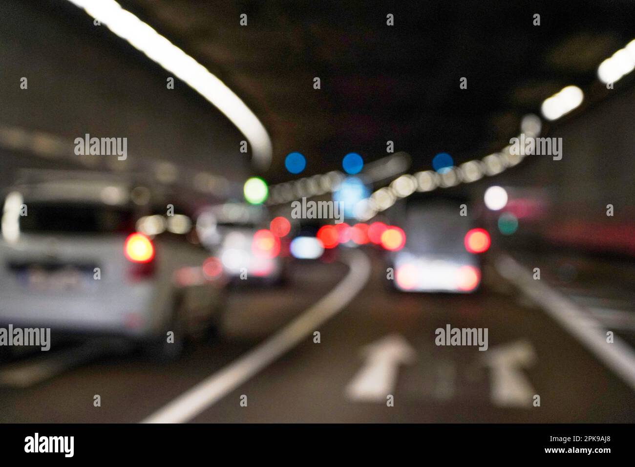 Germania, Baviera, Monaco, Mittlerer Ring, Richard-Strauß-Tunnel, traffico, guida con vista scarsa, prossimità, bere e guidare, inabilità alla guida, auto sfocate, fuori fuoco Foto Stock