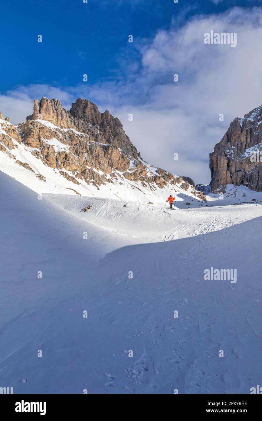 Italia, Trentino Alto Adige / Alto Adige, San Giovanni di Fassa, back ski (ski alpinista) nella valle del Vaiolet in salita verso il Passo Principe / Grasleitenpass, Catinaccio / Gruppo Rosengarten, Dolomiti Foto Stock