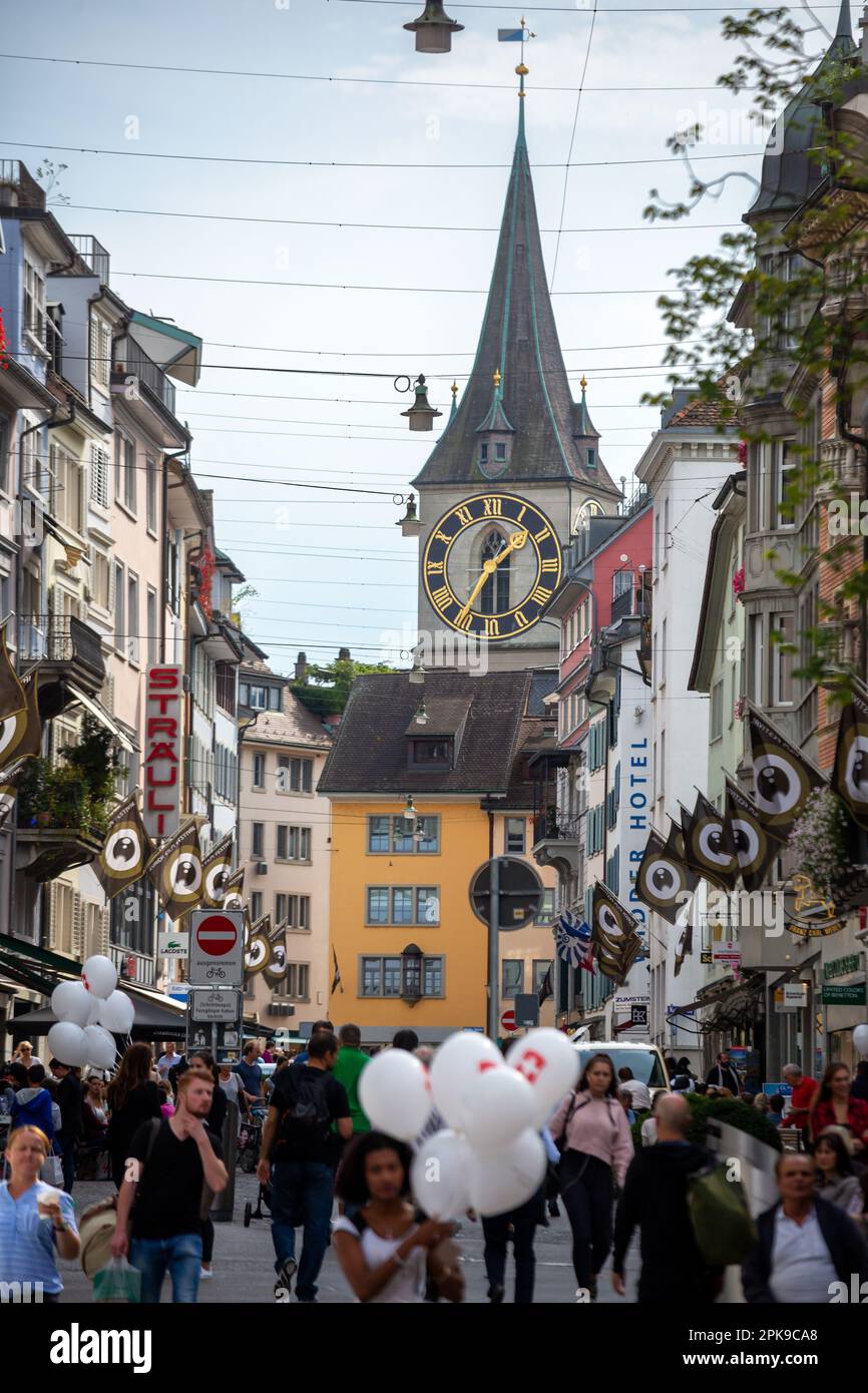 01.10.2016, Svizzera, Canton Zurigo, Zuerich - zona pedonale nel centro della città, St La Chiesa di Pietro nella parte posteriore. 00A161001D078CAROEX.JPG [MODALITÀ Foto Stock