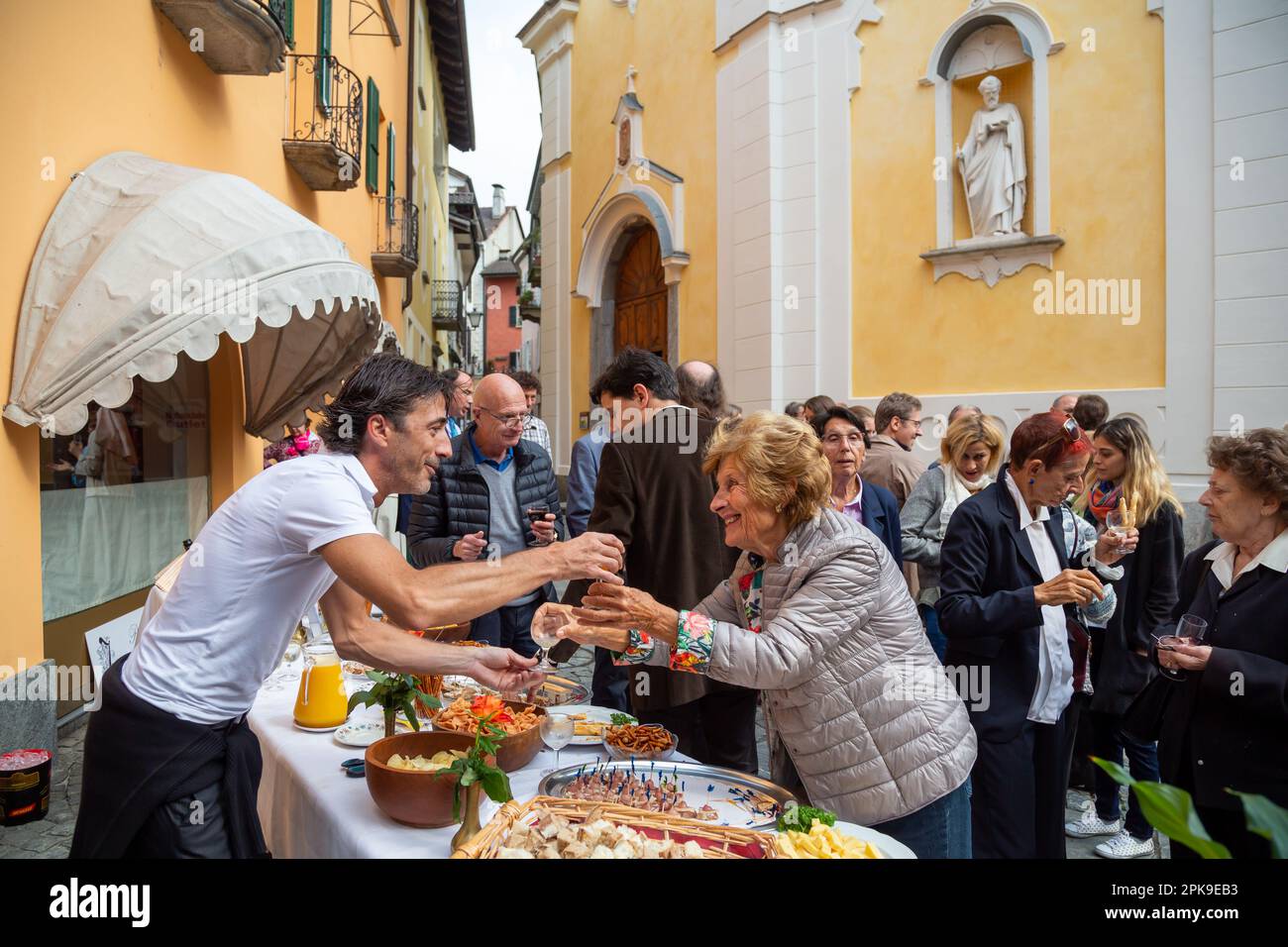 02.10.2016, Svizzera, Canton Ticino, Ascona - turisti locali ad una degustazione di specialità regionali. 00A161002D197CAROEX.JPG [VERSIONE DEL MODELLO: NO, PRO Foto Stock