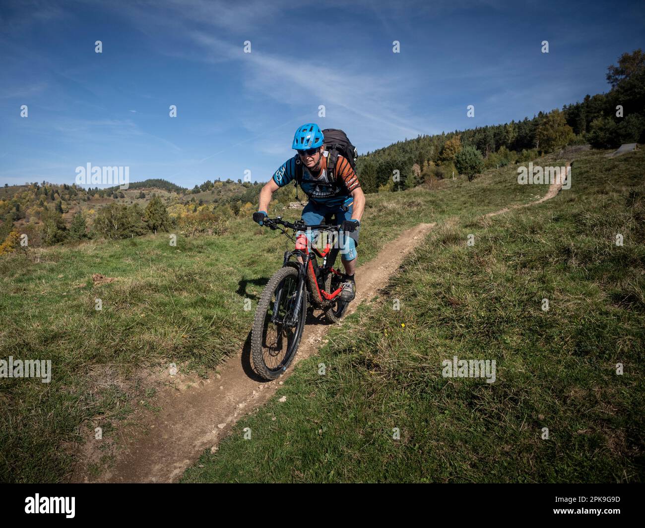 Mountain Biker su un unico percorso nel Vosges Alto. Discesa ENDURO a Barrenkopf / Hohrodberg Foto Stock