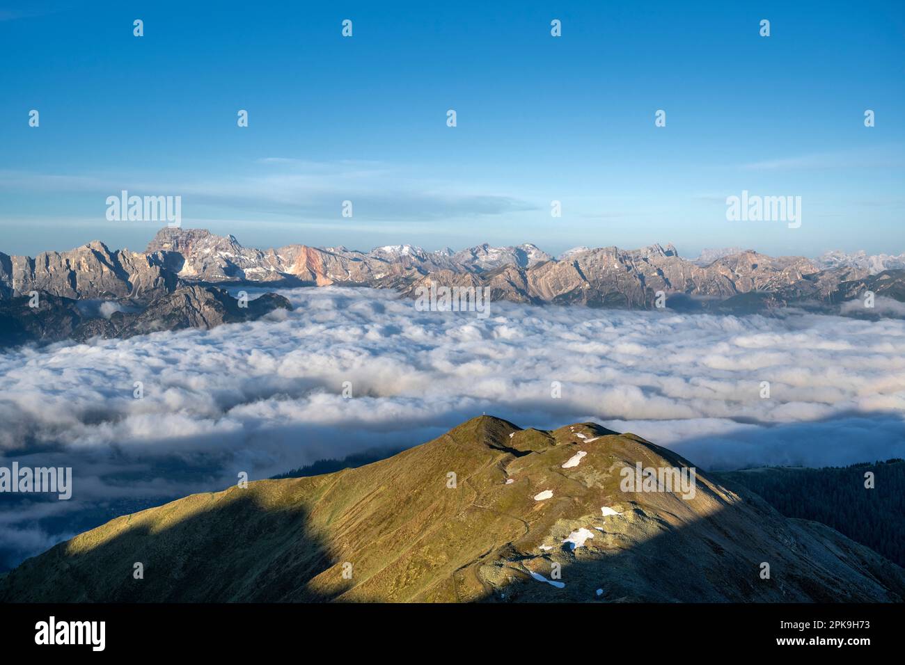 Dobbiaco, Val Pusteria, Provincia di Bolzano, Alto Adige, Italia. Vista dalla cima di Hochhorn fino al campo da golf. Alle spalle della misticosa Val Pusteria le Dolomiti di Pragser Foto Stock