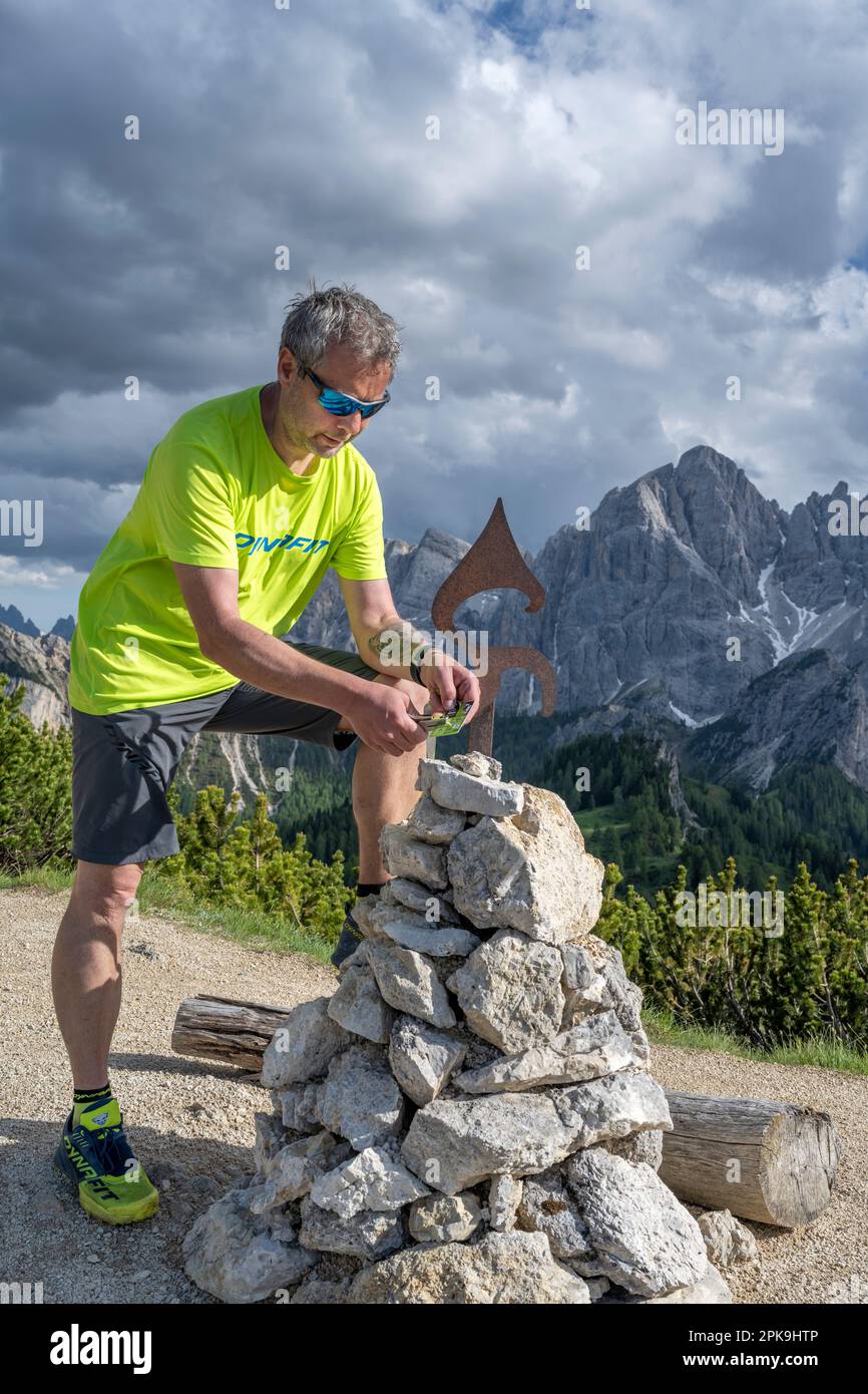 Dobbiaco, Val Pusteria, Provincia di Bolzano, Alto Adige, Italia. La terza stazione di francobollo dell'escursione Stoneman Dolomiti al Sarlsattel, sullo sfondo il Dürrenstein. Foto Stock