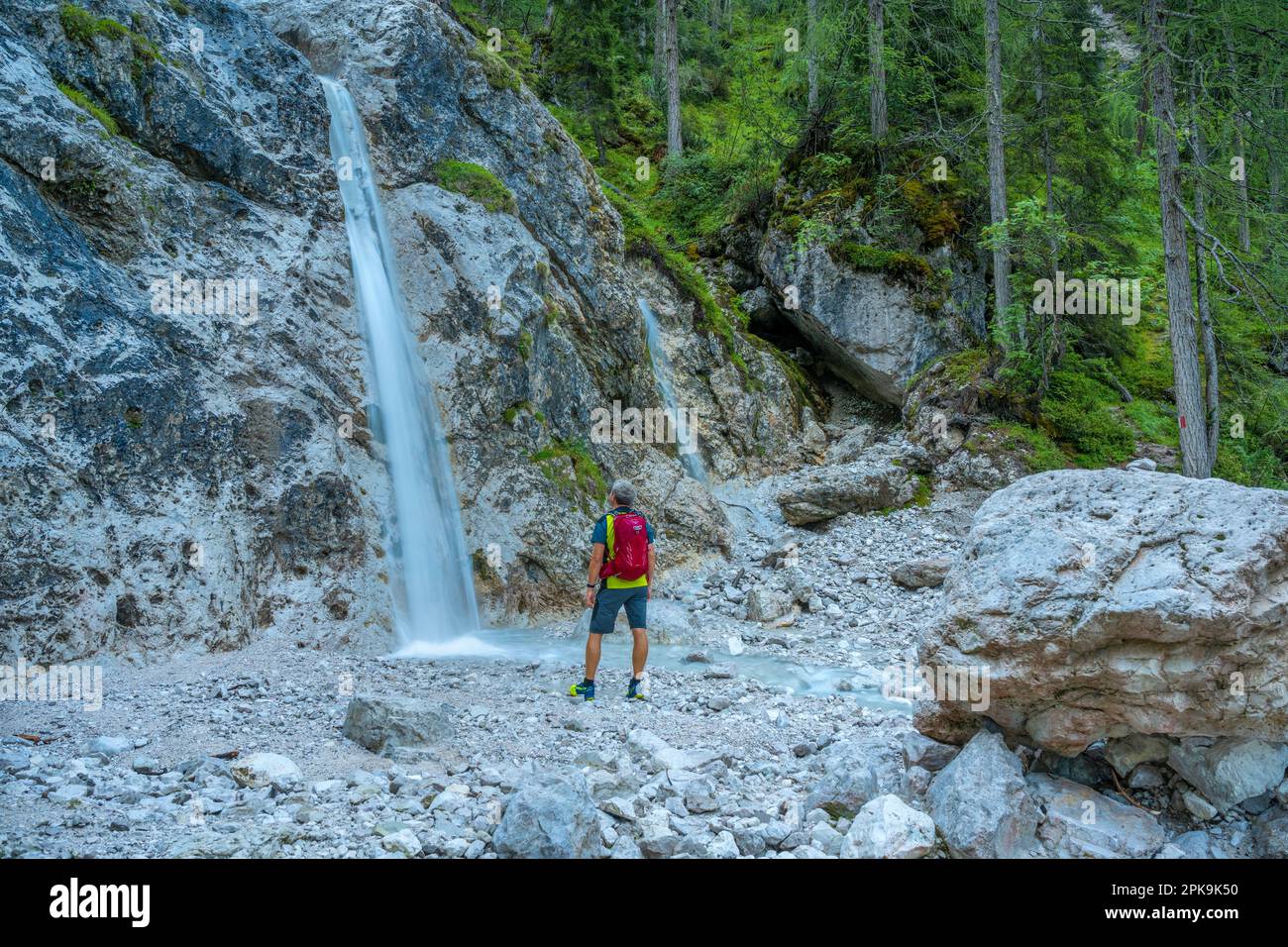 Dobbiaco, Provincia di Bolzano, Dolomiti, Alto Adige, Italia. Una piccola cascata nella Möselegraben sulla salita dalla valle di Höhlensteintal al ghiacciaio di Lückelescharte Foto Stock