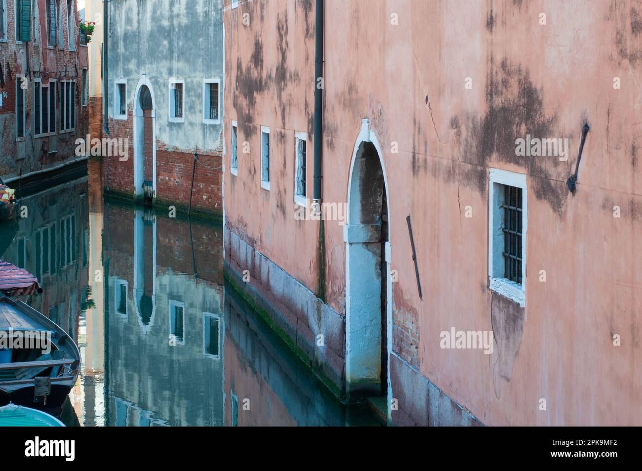 Canale stretto ed esterni architettonici, Venezia, Italia Foto Stock