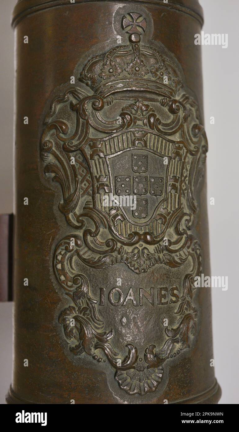 Pistola da campo in bronzo muso calibro 77 mm. Datato dal regno di Re Giovanni V di Portogallo (1707-1750) e gettato in Olanda da Cipriano Cranz per il Portogallo nel 1737. Dettaglio. Museo Marittimo. Lisbona, Portogallo. Foto Stock