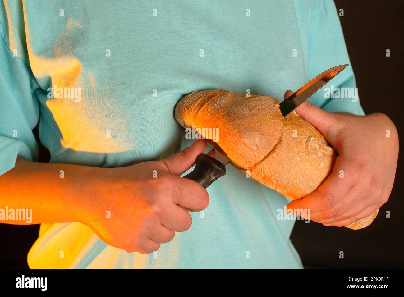 Incidenti domestici, tagliare il cibo con coltelli Foto Stock