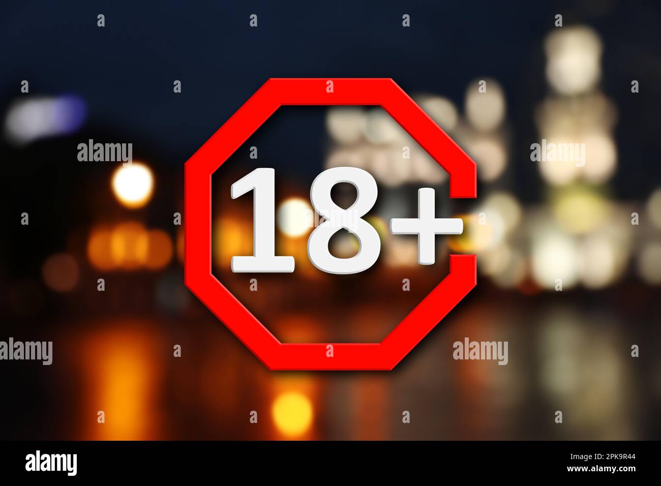 Segno limite di età 18+ anni e vista sfocata della città notturna Foto Stock