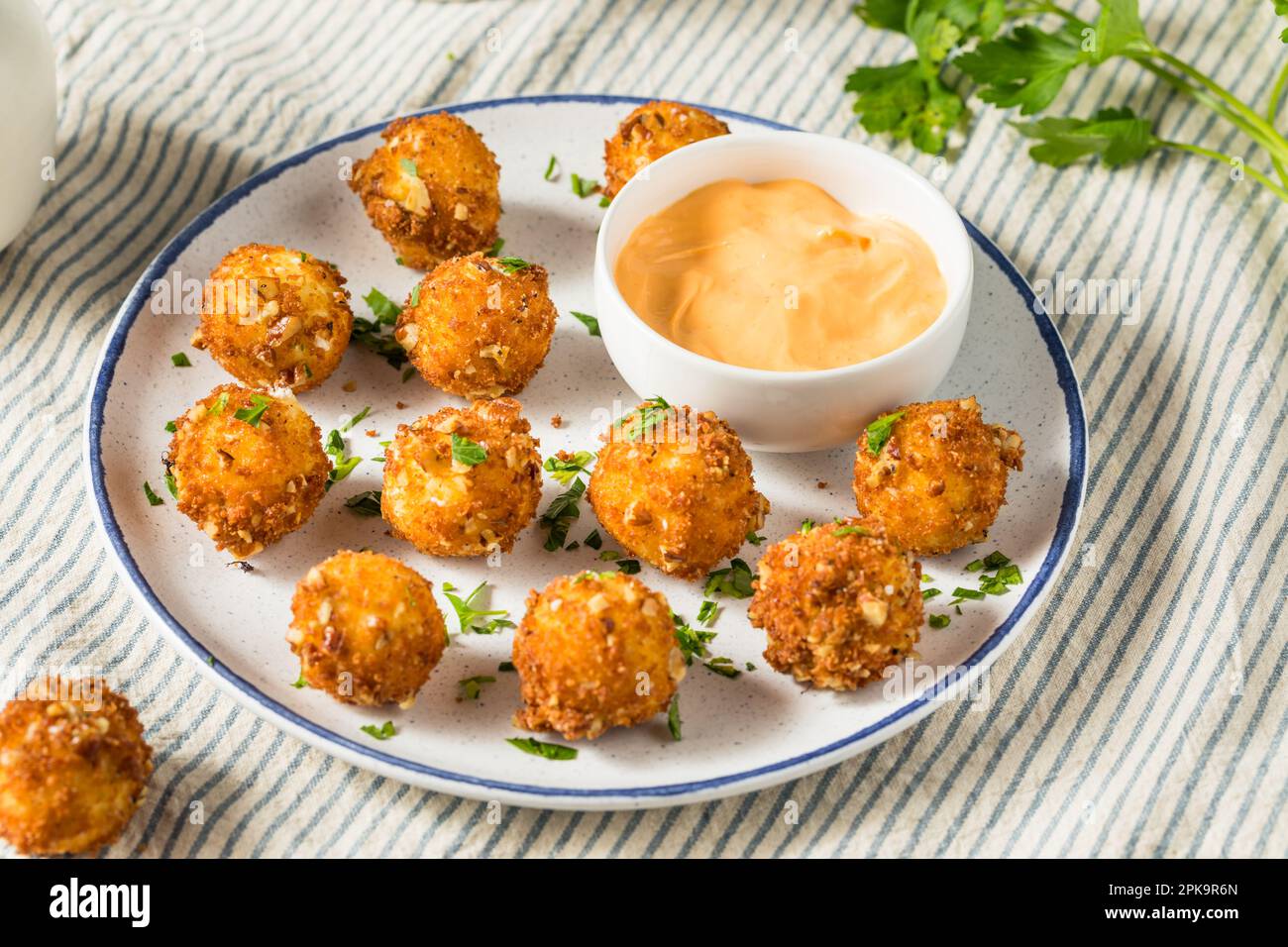 Antipasto di palle di formaggio di capra fritto con salsa da immersione Foto Stock