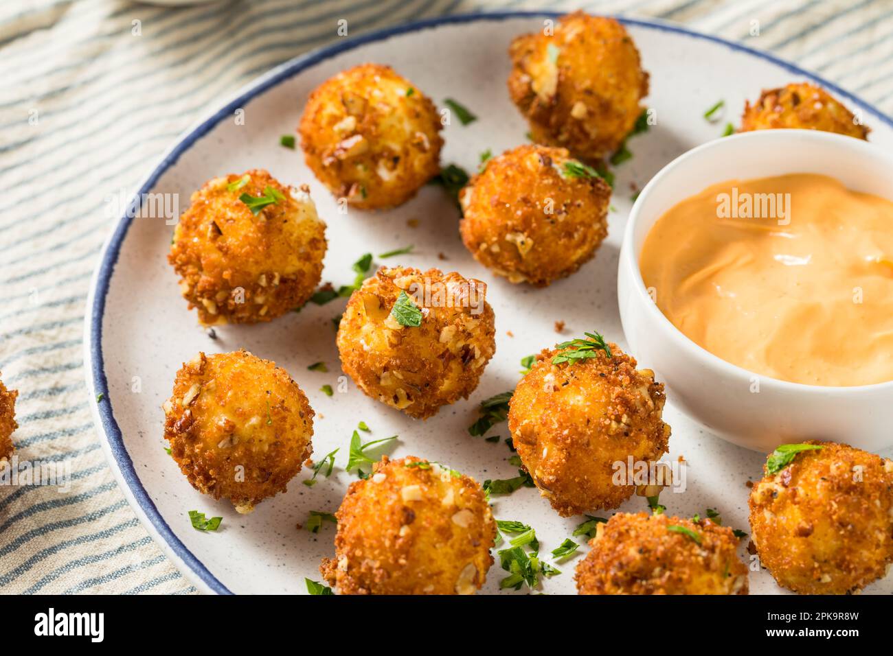 Antipasto di palle di formaggio di capra fritto con salsa da immersione Foto Stock