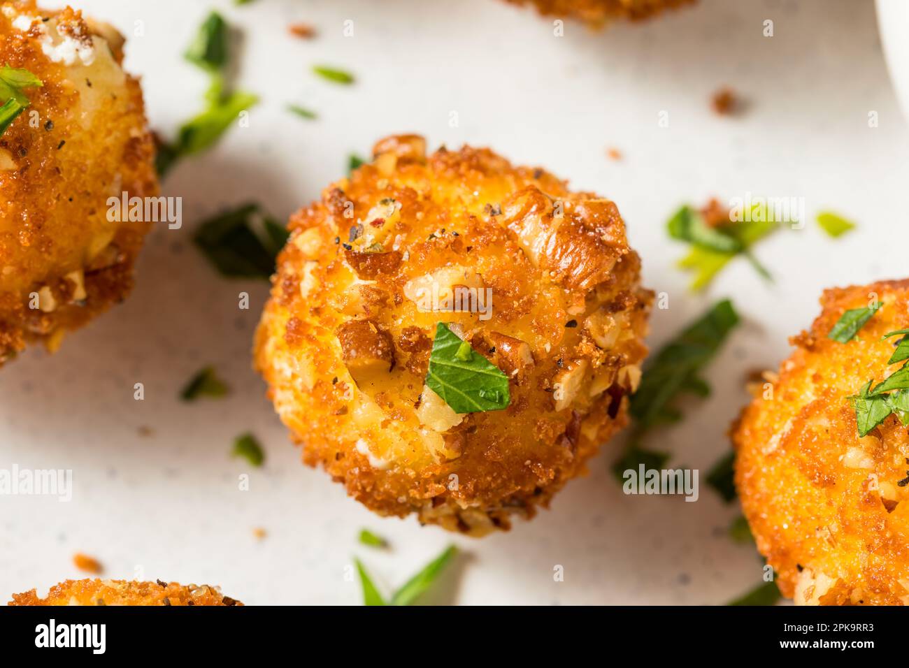 Antipasto di palle di formaggio di capra fritto con salsa da immersione Foto Stock