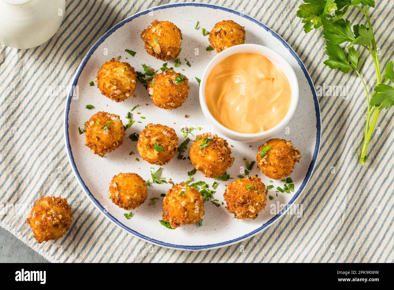 Antipasto di palle di formaggio di capra fritto con salsa da immersione Foto Stock