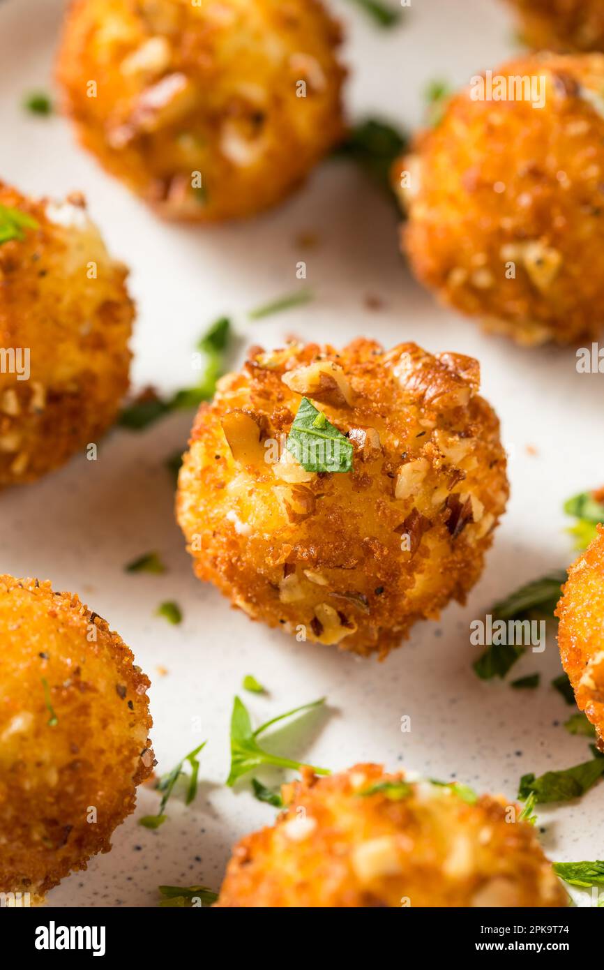 Antipasto di palle di formaggio di capra fritto con salsa da immersione Foto Stock