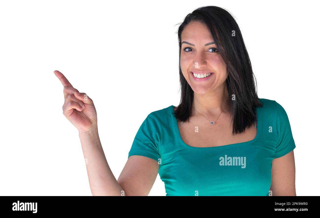 Calma adorabile donna afroamericana punta l'indice da parte, mostra bel posto da visitare, indossare t-shirt, isolato su sfondo bianco studio, consiglia di andare Foto Stock