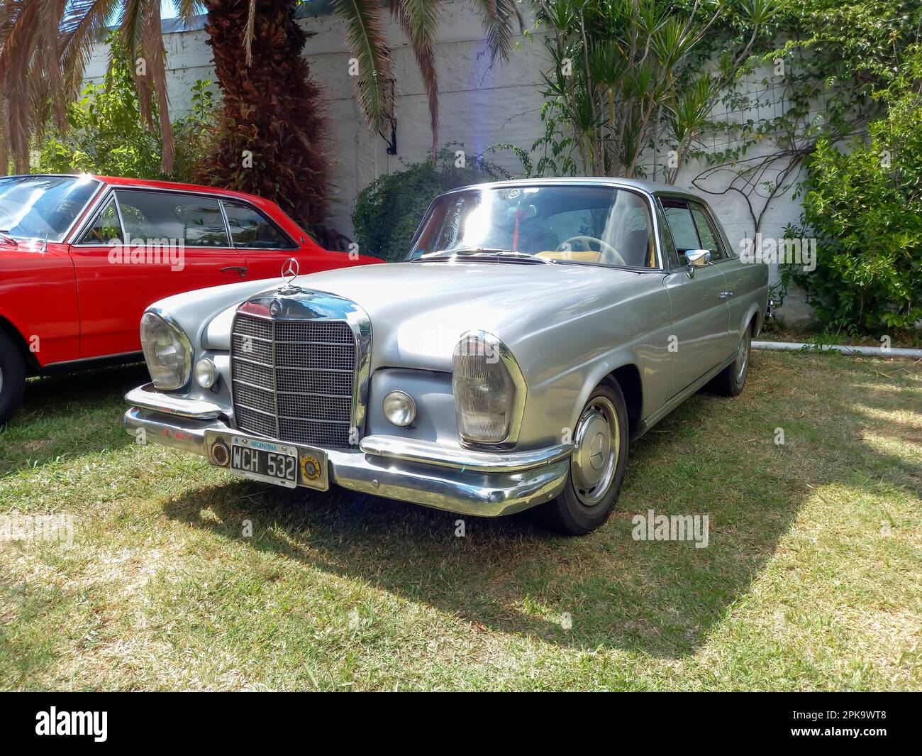 Executive LUXURY grigio argento 1960s Mercedes Benz 300 se coupé W112 in un parco. CADEAA 2023 mostra auto classica. Giorno di sole. Foto Stock