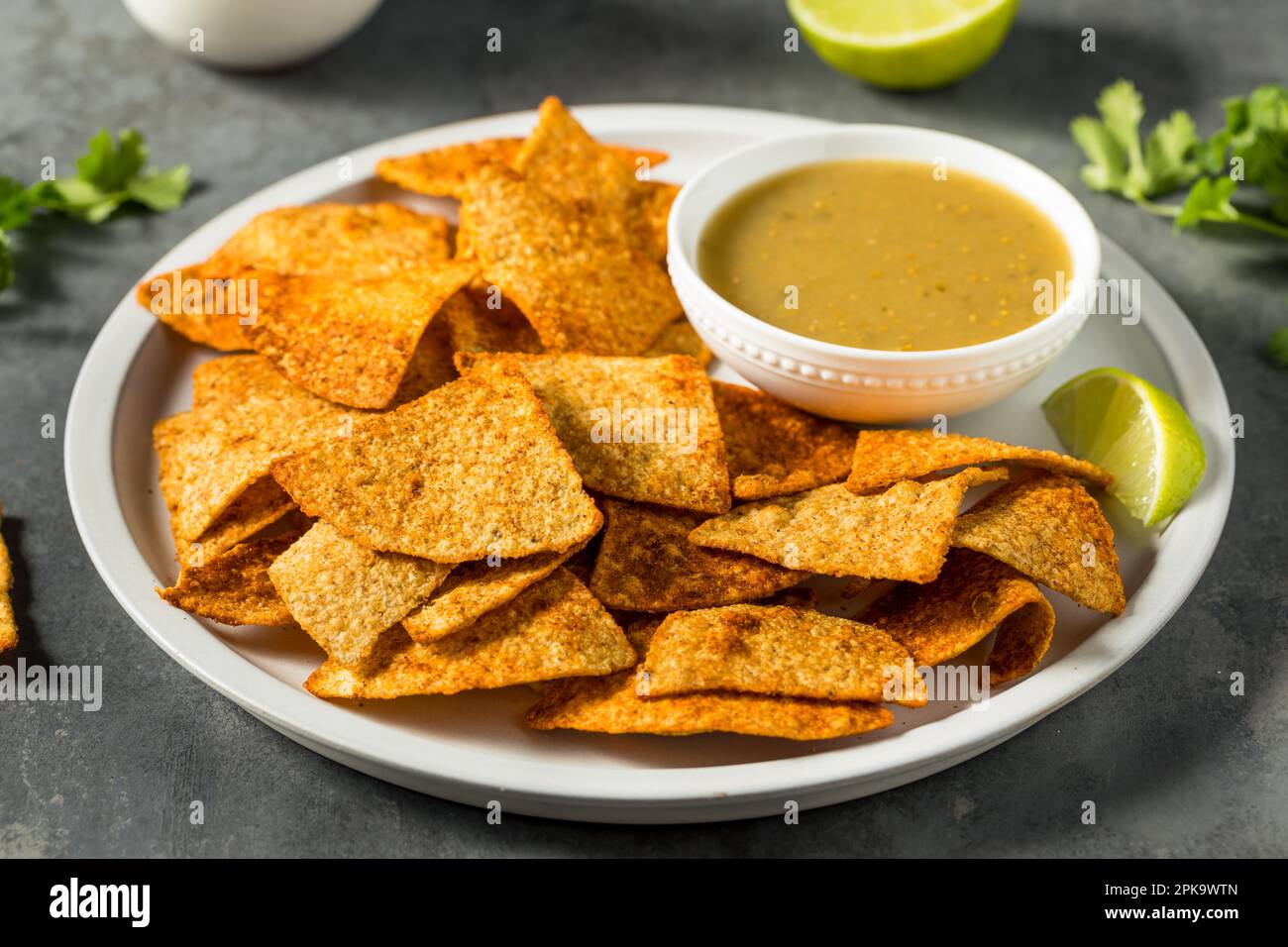 Patatine di lime messicane e tortilla chili pronte per mangiare Foto Stock