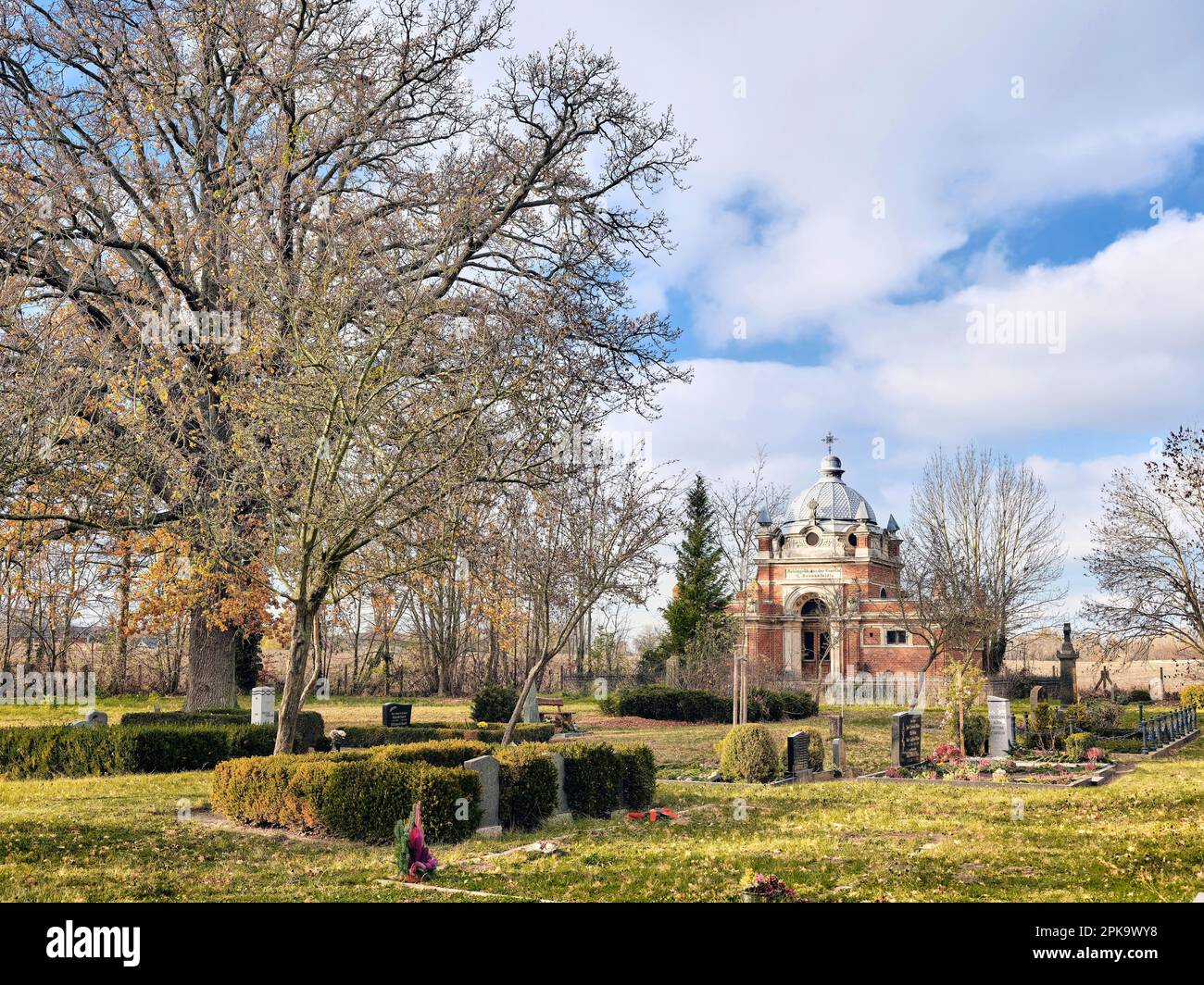Usedom in autunno, villaggio Mönchow, cimitero Mönchow con mausoleo Foto Stock