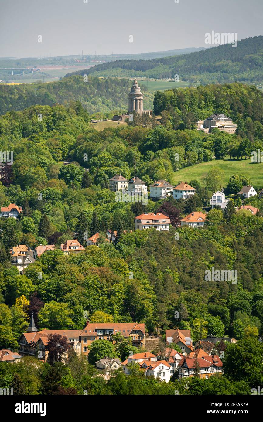 06.05.2018, Germania, Turingia, Eisenach - Vista di Eisenach dal Castello di Wartburg, con il monumento della fraternità nel centro. 00A180506D077CAROEX.JPG Foto Stock