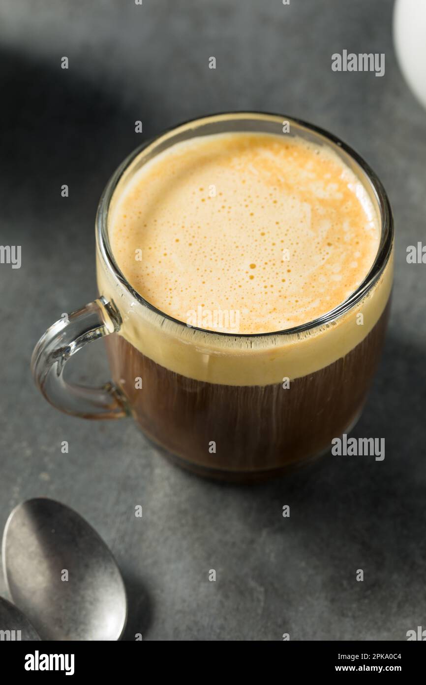 Caldo caffè all'uovo vietnamita da bere a colazione Foto Stock