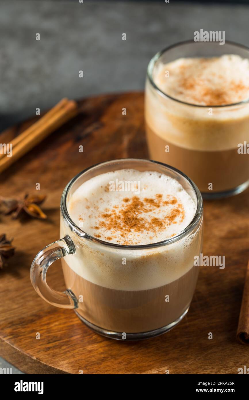 Chai latte caldo sporco con latte e spezie Foto Stock