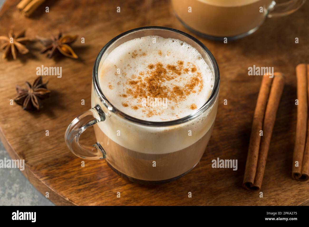 Chai latte caldo sporco con latte e spezie Foto Stock
