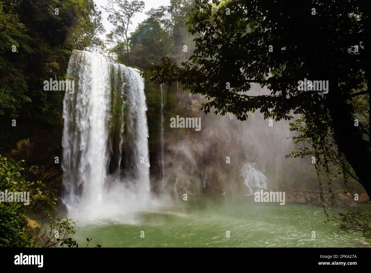 Splendido paesaggio del parco delle cascate di Misol ha nel Chiapas, vicino a Palenque, Messico. Foto con paesaggio vivace. Foto Stock