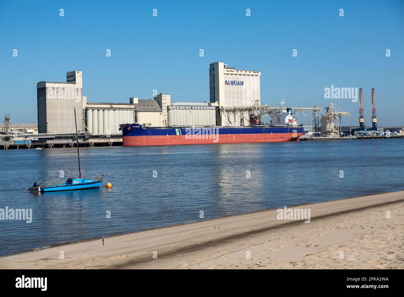 27.05.2018, Germania, bassa Sassonia, Harriersand - J. MUELLER Aktiengesellschaft, agenzia speciale di spedizione con il proprio porto sul Lower Weser, PAN Foto Stock