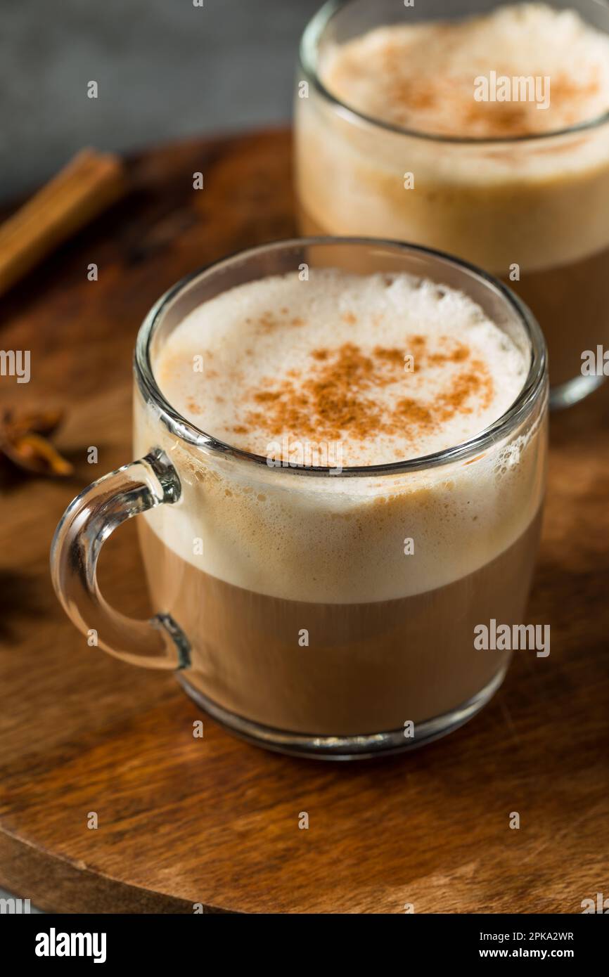Chai latte caldo sporco con latte e spezie Foto Stock