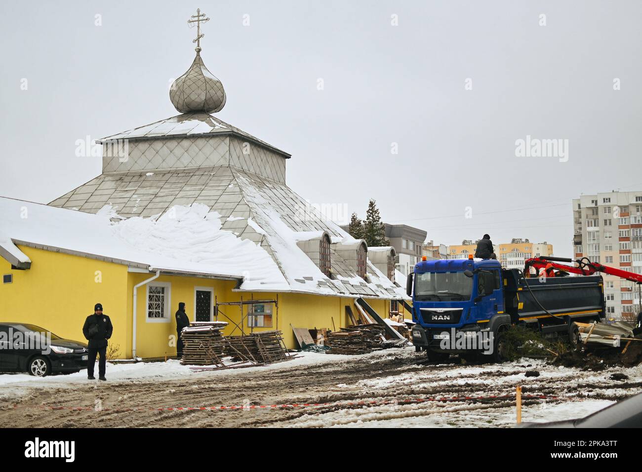 6 aprile 2023, Lviv, regione di Lviv, Ucraina: Le autorità ucraine procedono allo smantellamento di un edificio di proprietà della Chiesa ortodossa Ucraina del Patriarcato di Mosca a Lviv, Ucraina, il 6 aprile 2023. Questo evento si svolge un giorno dopo che i parrocchiani della Chiesa ortodossa russa nella città si sono trasferiti alla Chiesa ortodossa Ucraina durante una cerimonia in una chiesa locale. (Credit Image: © Adrien Fillon/ZUMA Press Wire) SOLO PER USO EDITORIALE! Non per USO commerciale! Foto Stock