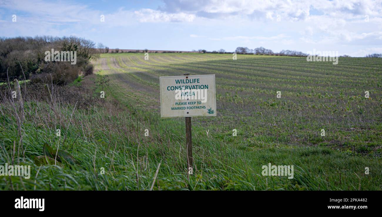 Zona di conservazione della fauna selvatica segno da un campo nella campagna del Sussex Foto Stock