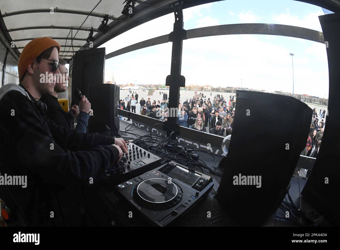 Monaco, Germania. 06th Apr, 2023. DJ 'Timeless' gioca alla demo contro il divieto di ballare in giorni silenziosi di fronte alla Baviera sul Theresienwiese. Credit: Felix Hörhager/dpa/Alamy Live News Foto Stock